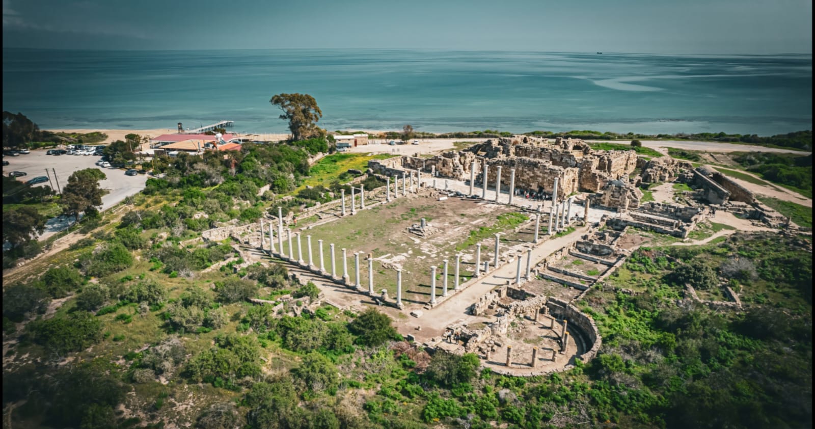 "Kuzey Kıbrıs, Gazimağusa yakınlarında yer alan antik Salamis Harabeleri, Roma dönemine ait kalıntılarıyla ünlüdür. Tiyatro, sütunlu yollar ve hamamlarıyla dikkat çeken bu antik kent, Akdeniz’in önemli tarihi ve arkeolojik alanlarından biridir.